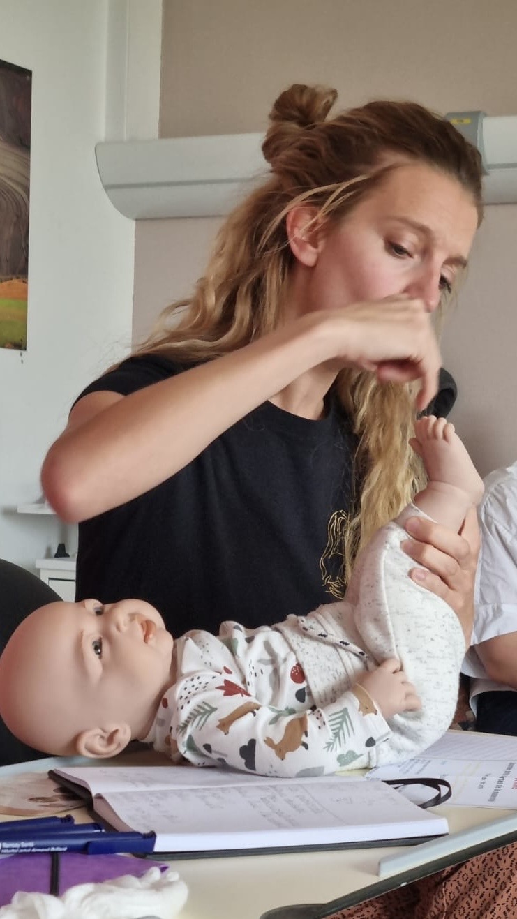 Atelier collectif réflexologie bébé émotionnelle par Adeline FERNEZ, infirmière puercultrice