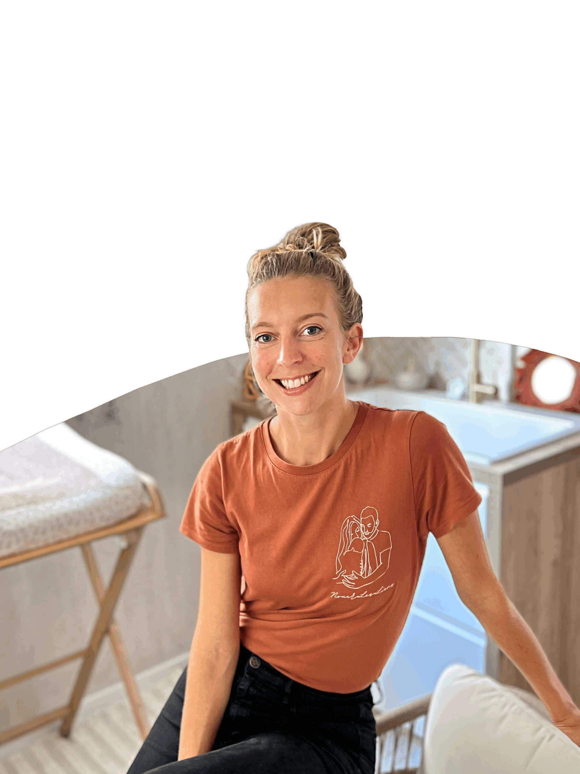 Adeline dans son cabinet, baignoire de thérapeutique bain bébé en arriere plan
