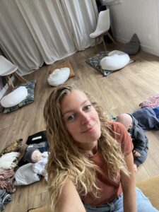 Salle atelier collectif MABE Atelier portage massage bébé reflexologie bébé émotionnelle