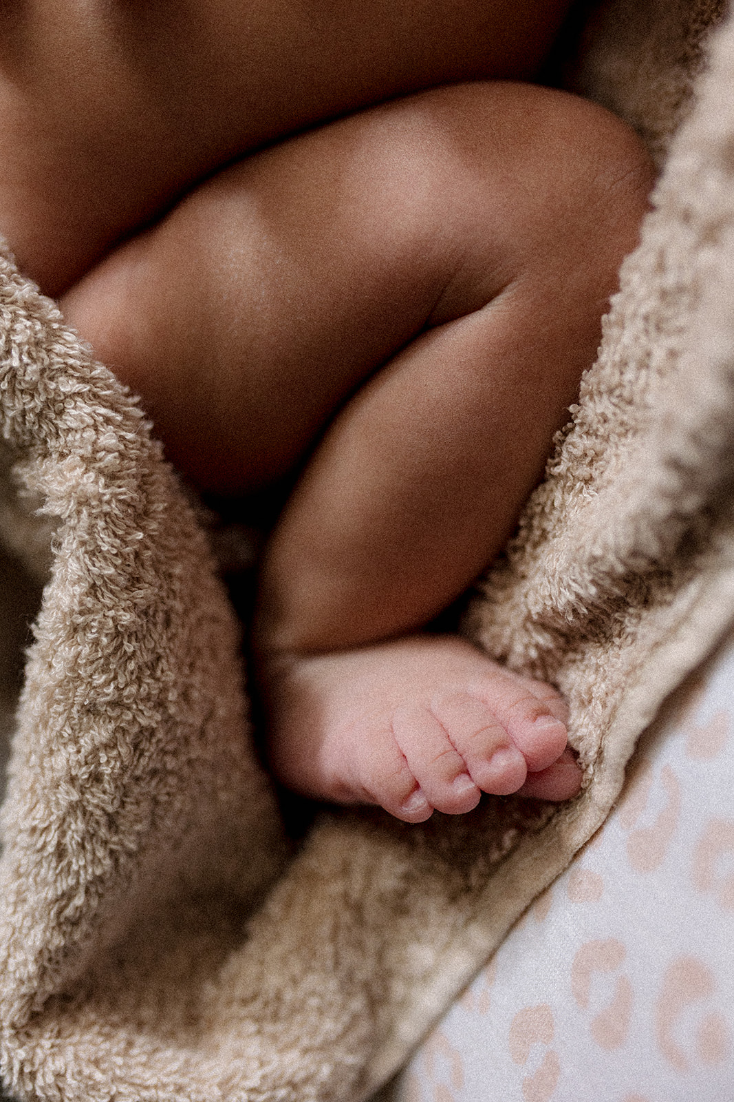 Photo jambe de bébé pendant un massage