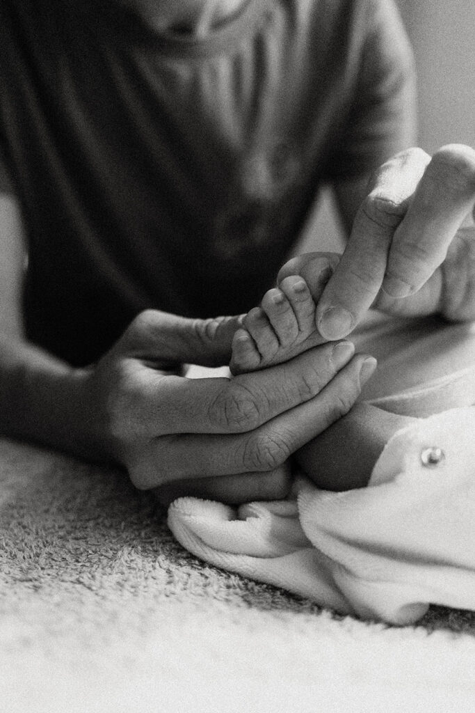 Réflexologie bébé émotionnelle pour libérer les tensions dues au cordon autour du cou