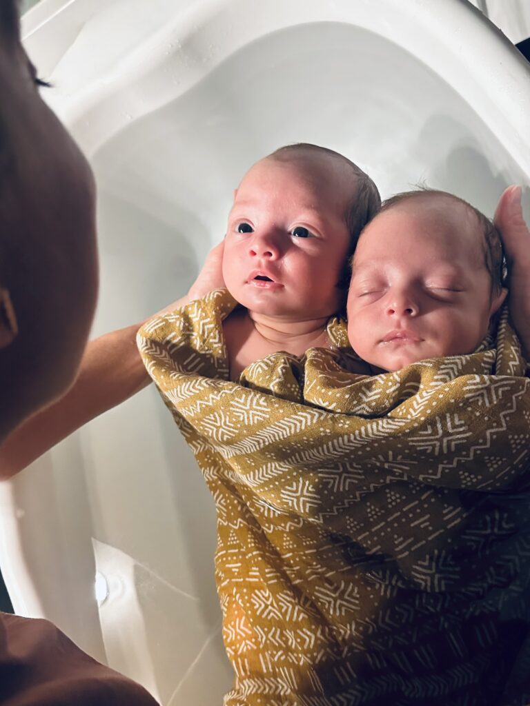 Thérapeutique bain bébé de jumeaux, regard intense, détente, retrouvailles