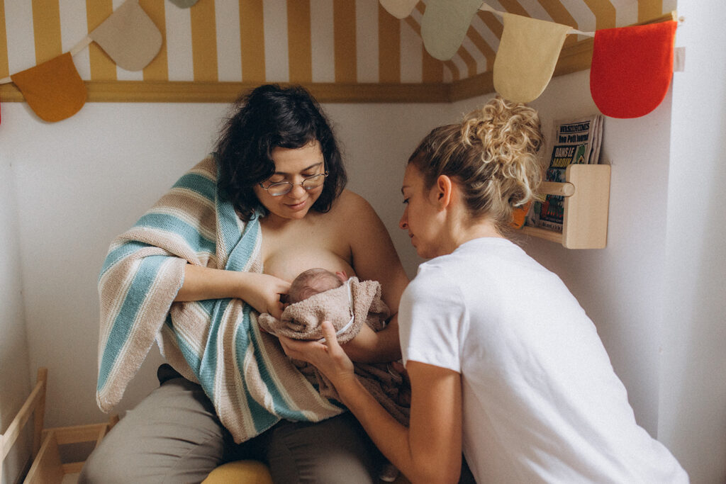 Adeline FERNEZ accompagne une maman à la mise au sein de son bébé lors d'une séance de thérapeutique bain bébé à domicile
