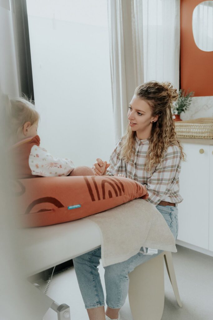 Adeline Nouer les liens en séance de réflexologie bébé émotionnelle avec un enfant, petite fille de 2 ans