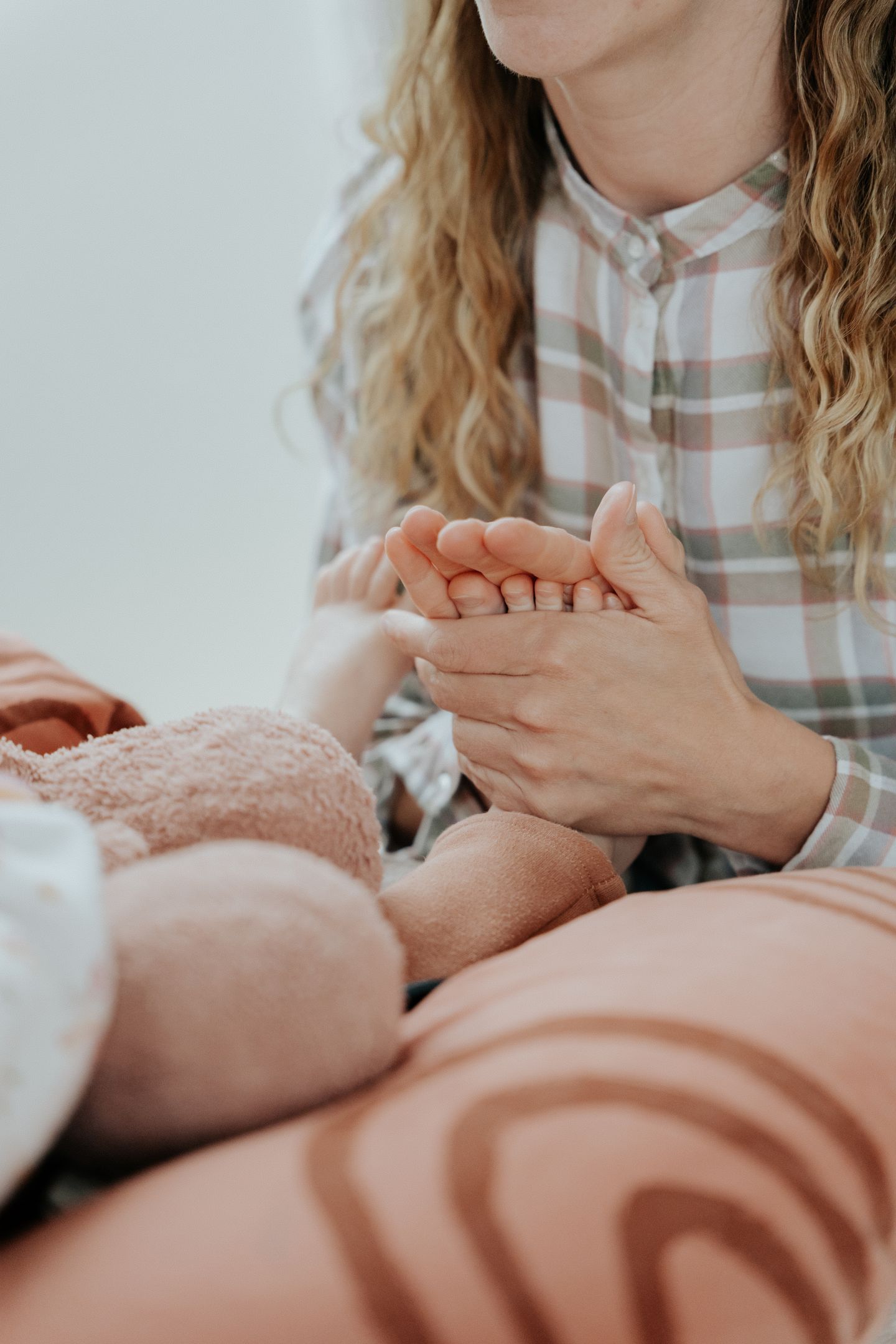 Adeline Nouer les liens fait de la réflexologie bébé émotionnelle en cabinet